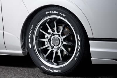 KB RACINGハイエース:停車中でも陰影が際立つフェイス。光の当たり方で表情を変える奥深さが魅力で、見る者を惹きつける存在感を放つ