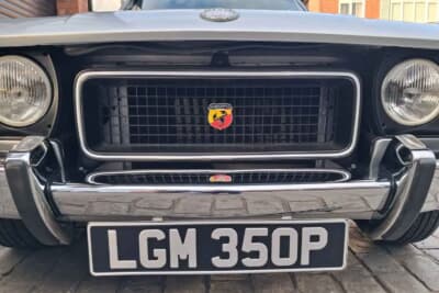 1万688ポンド(邦貨換算約226万円)で落札されたフィアット「124スポルト」(C)Iconicauctioneers