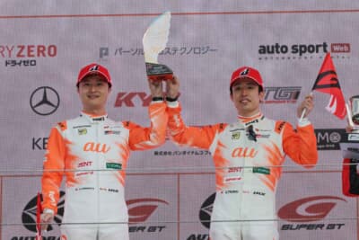 トヨタ GRスープラ au TOM'S：優勝トロフィーを高く掲げ、富士での連勝の喜びを分かち合う36号車陣営