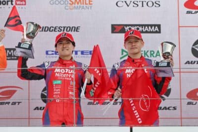 日産 Z MOTUL Niterra：粘り強い走りで3位表彰台を獲得し、トロフィーを掲げる23号車の2人