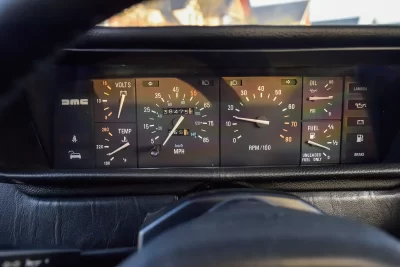 5万4000英ポンド(邦貨換算約1156万円)で落札されたデロリアン「DMC-12」(C)Iconicauctioneers