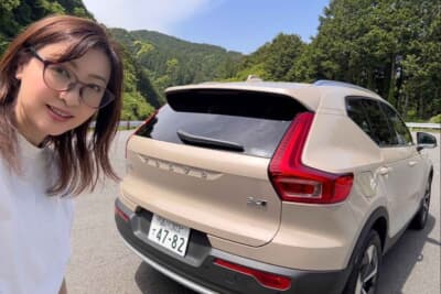 ボルボ XC40 プラス B3:リアビューをバックに1枚。お洒落なデザイン