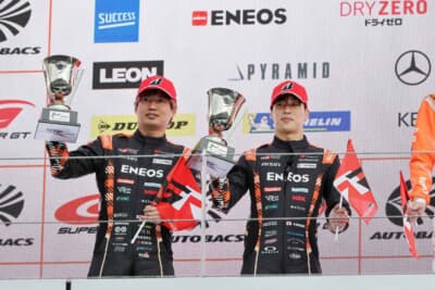 トヨタ GRスープラ ENEOS：2位表彰台を獲得した14号車の2人。次戦での雪辱を誓い笑顔を見せる