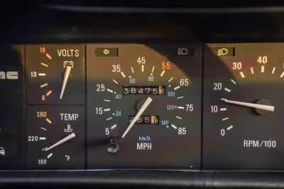 5万4000英ポンド(邦貨換算約1156万円)で落札されたデロリアン「DMC-12」(C)Iconicauctioneers
