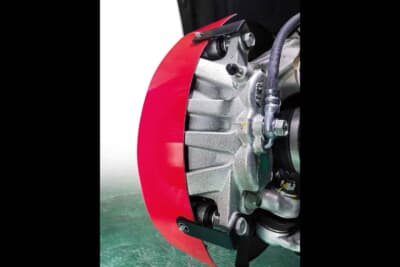 トヨタ ヴェルファイア:専用ステーを使い純正ボルトに引っ掛けてビス留めする、確実な固定方式だ