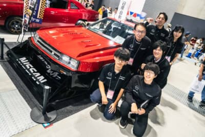 Re30 スカイラインシルエット：オートメッセin愛知の会場で車両と並ぶ日産自動車大学校の教員と学生たち。学びたいことをとことん追求できる環境だ