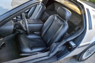 5万4000英ポンド(邦貨換算約1156万円)で落札されたデロリアン「DMC-12」(C)Iconicauctioneers