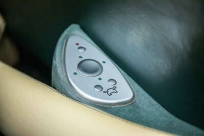 1万9125英ポンド(邦貨換算約404万円)で落札されたTVR「タスカン」(C)Iconic Auctioneers