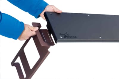 ビーユースフル アルミンシェルフ:専用レッグを装着すればアウトドアで役立つ自立式テーブルに変身