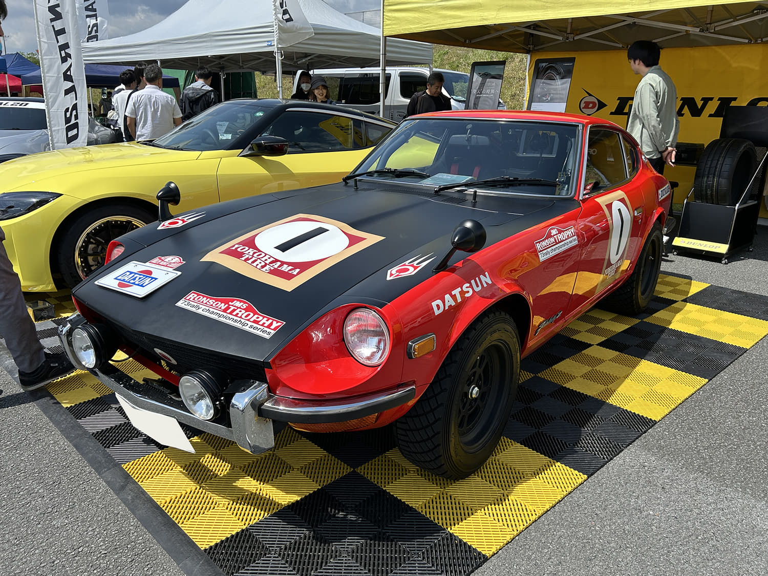 歴代フェアレディZが富士スピードウェイの駐車場を埋め尽くす