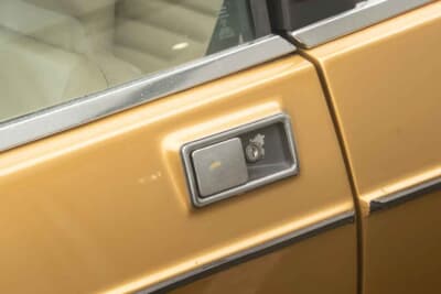 6525英ポンド(邦貨換算約139万円)で落札された「ロータス エクラ」(C)Iconicauctioneers