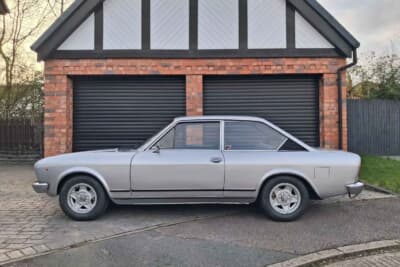 1万688ポンド(邦貨換算約226万円)で落札されたフィアット「124スポルト」(C)Iconicauctioneers