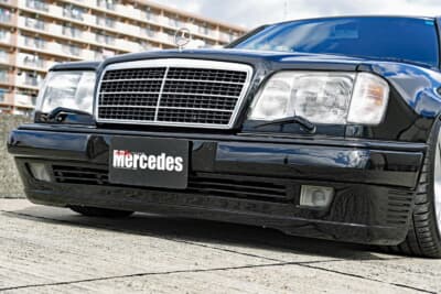 メルセデス・ベンツ Eクラス クーペ:フェイス周りやレンズ類を後期仕様へと換装することで、全体にフレッシュな印象を与えている。伝統のブルーブラックで塗られたボディとメッキグリルの相性も抜群だ