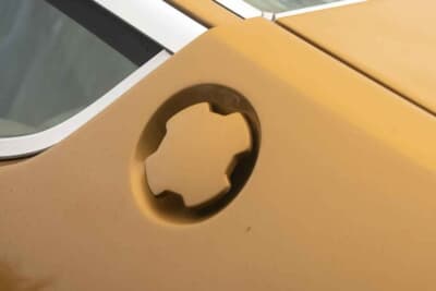 6525英ポンド(邦貨換算約139万円)で落札された「ロータス エクラ」(C)Iconicauctioneers