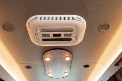 リラックスワゴン：天井にLED照明を設置して、より明るい車内空間へと導く。 さらに天井のセンター部に100Vライティングレールを標準装備しているのもポイント