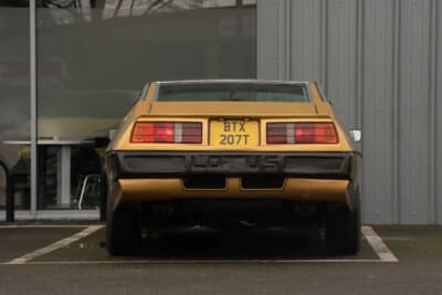 6525英ポンド(邦貨換算約139万円)で落札された「ロータス エクラ」(C)Iconicauctioneers