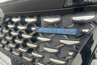 日産 エルグランド AUTECH:フロントグリルには、ブランドを象徴するブルーのアクセント