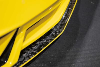 トヨタ ハイエース:2026年のハイエースカスタムのトレンドになりそうなクラッシュカーボン。今回はフロントのフリッパー部分に施工されており、大理石のような独特のテクスチャーが存在感を放つ