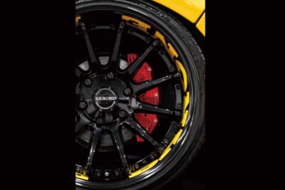 トヨタ ハイエース:フロントのキャリパーカバーとリアのドラムカバーはHi&Low製を装着。レッドをベースにブラックのロゴを組み合わせた。イエローのボディと相まって、足元のスポーティさを高める