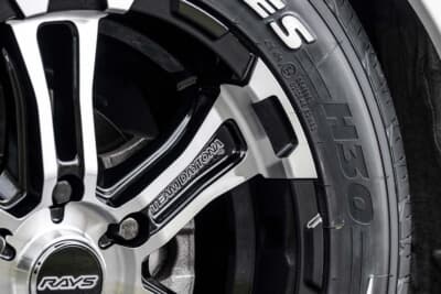 レイズ TEAM DAYTONA FDX-AG：A.M.T.による精密なロゴ彫刻が、ホイール全体のプレミアム感を高めている