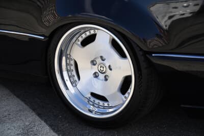 メルセデス・ベンツ Eクラス クーペ:足元にはディッシュタイプのホイールを装着。エアサスペンションの導入により、ステアリングをフルに切った状態でもフェンダーへの干渉を避けるセッティングを実現した