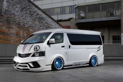 トヨタ ハイエース：ボディをブライトイエローとセンチュリーブラックへ塗装し、トヨタ「ハイエース」は2025年の仕様から別の次元へと到達した
