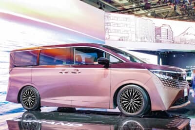 日産 エルグランド：フィンの先端がY字になるプレミアム感たっぷりのホムラ2X15R。リム側はメッシュの付け根をあえて抜かないデザイン。※パソコン上でマッチングさせたCGで実際の装着可否は未検証だ