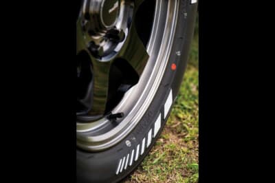 MIDレーシングR06:力強くスポークを立ち上げて落としていくコンケーブ はネオンイエローのスポークステッカーを強調する