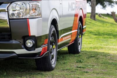 MIDレーシングR06:マッチングサイズは17×6.5(215/60)。綺麗なサイドビューを形成。スポーツムードを程よく引き上げる
