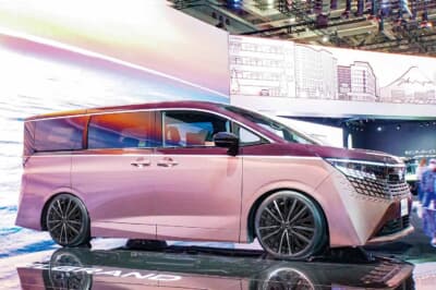 日産 エルグランド：レアマイスターの最新作であるプレミックスMER-V。複層構造のフィンスタイルが特徴で足元を大口径かつ高級に見せる。※パソコン上でマッチングさせたCGであり実際の装着可否は未検証
