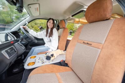 リラックスワゴン：リアのベッドと色合い・質感を合わせたフロントシートカバーはオプションで、張り替え並みのフィット感が魅力