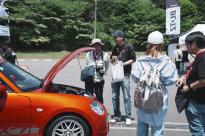 企業ブースに展示されていたデモカー
