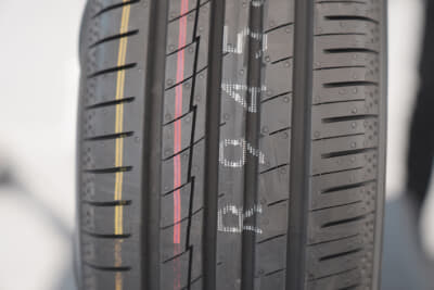 YOKOHAMAブースに展示されていたコペン専用タイヤ