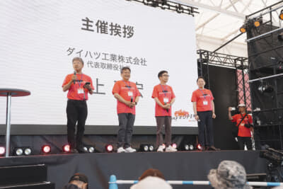 開会式に登壇する井上社長ほか