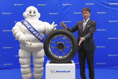 MICHELIN X-ICE SNOW+をアピールする須藤 元代表取締役社長とミシュランマン