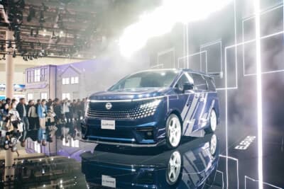 日産 エルグランド：こちらもバンパースポイラーとGTウイングでスポーツテイストに仕立てたCG。ボディカラーは濃色のブルー系を選択している。サイドには大胆なグラフィックを配置しアグレッシブさを強調