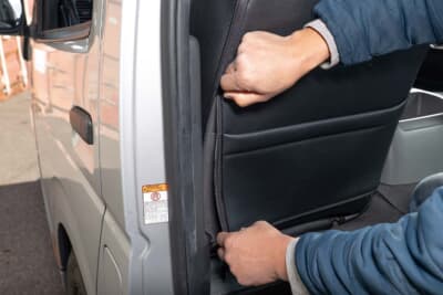 ハイエースアルティナ：ファスナーを備えることで取り付けやすさにこだわったのも特徴。極上のフィッティングを実現した