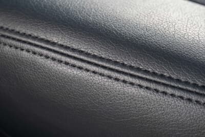 ハイエースアルティナ：ダブルステッチで強度も確保。デザイン的に秀逸なのもアルティナの特徴