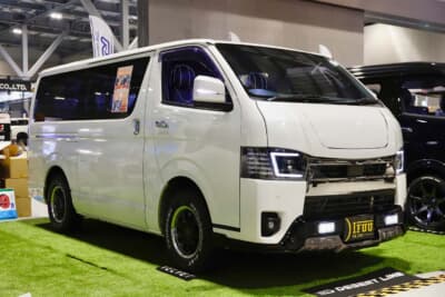 ifuuハイエース：フロント周りは、デザートラインのハーフスポイラーを装着