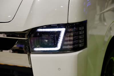 ifuuハイエース：ヘッドライトは、シーケンシャルウインカー内蔵のLEDヘッドライトを装備