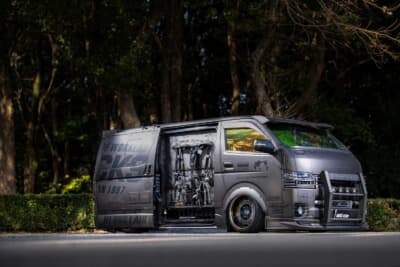 トヨタ ハイエース：装甲車のような硬派なイメージ。ハイエースとは思えない仕上がり