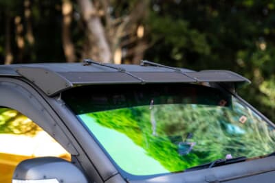 トヨタ ハイエース：フロントウインドウの上部にもスポイラーを装着。コネクションロッドも取り付け