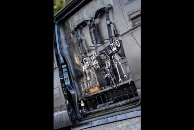 トヨタ ハイエース：運転席側のスライドドアを開けた部分にも金具やツールなどがディスプレイされる