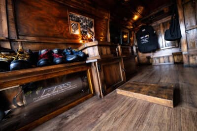 トヨタ ハイエース：運転席側の壁面には飾り棚が作られる
