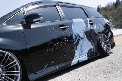トヨタ ウイッシュ:痛車の概念を覆すモノトーンのラッピングと極低車高が美しいサイドビュー