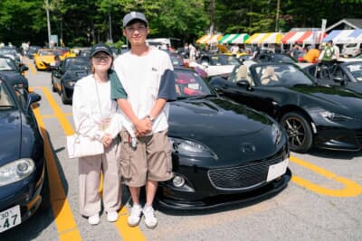 マツダ NCロードスター:軽井沢ミーティング2026に参加したオーナーのさいとうさん(右)と彼女さん
