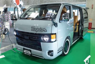 トヨタ ハイエース:サンマイルオートが提案するオリジナルフェイスキットを装着