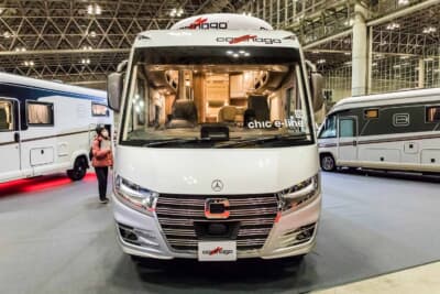 カルタゴ chic e-line I 61 XL LE:フロントにメルセデス・ベンツのエンブレムを配し、ジャパンキャンピングカーショーの会場でもひときわ目を引く全長8.8mの巨大なフロントマスク