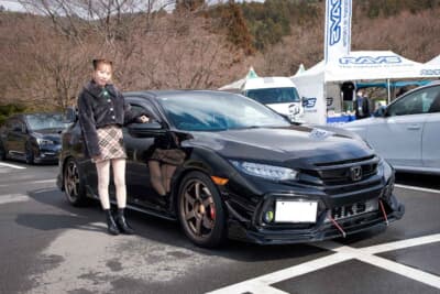 ホンダ シビック:愛車であるFK7型シビックとともに笑顔を見せるオーナーの“waka”さん