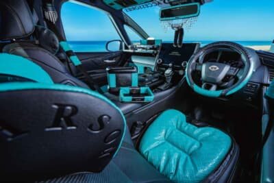 シリーズをそろえて装着すれば車内の雰囲気が一変してリッチな空間に仕上がる